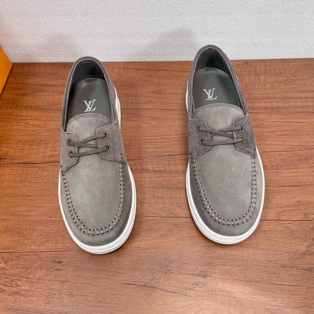 Louis Vuitton Mocassini in Pelle Scamosciata Grigia