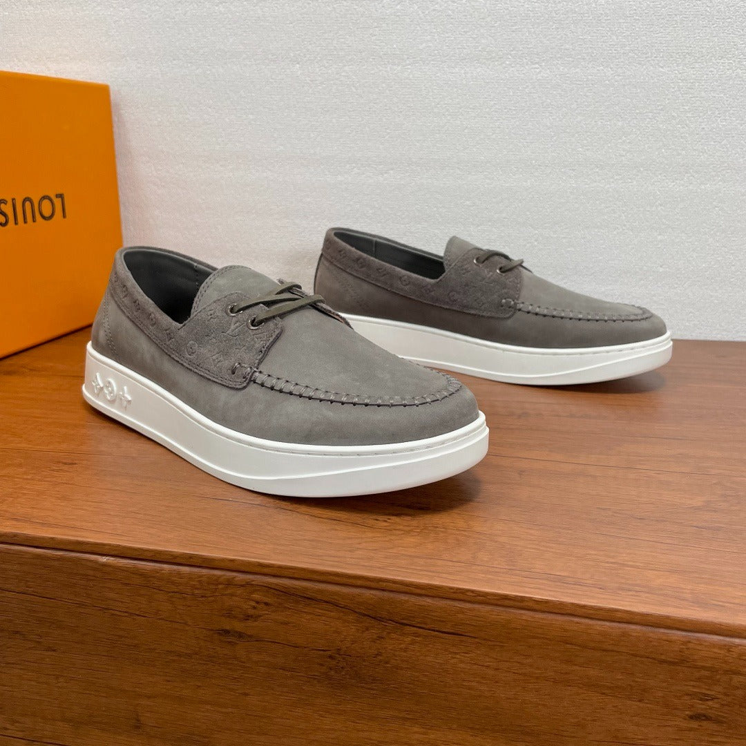 Louis Vuitton Mocassini in Pelle Scamosciata Grigia