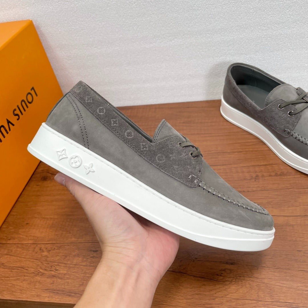 Louis Vuitton Mocassini in Pelle Scamosciata Grigia