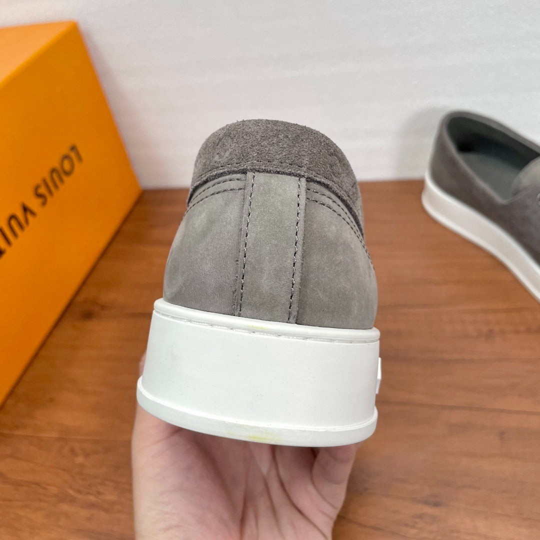 Louis Vuitton Mocassini in Pelle Scamosciata Grigia