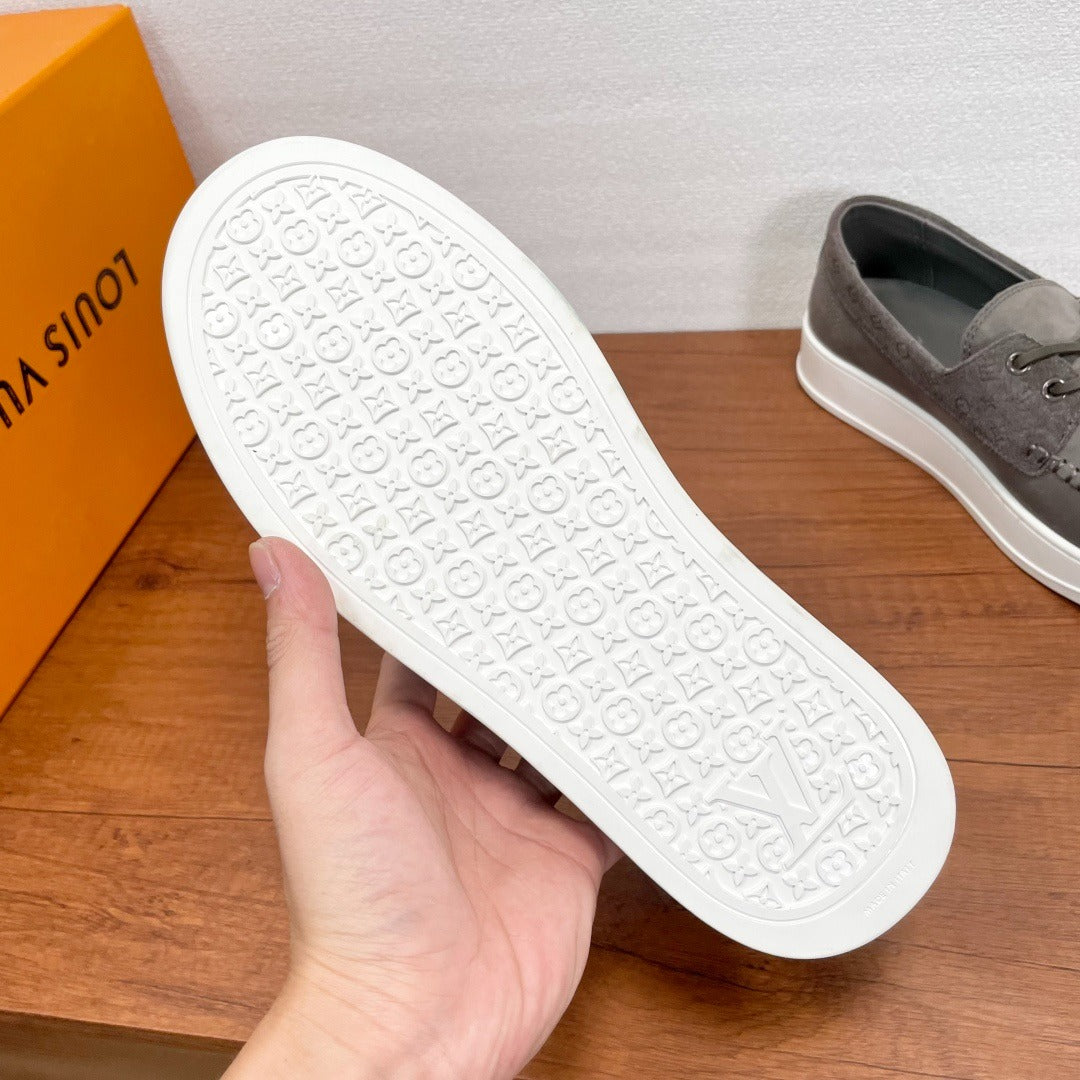 Louis Vuitton Mocassini in Pelle Scamosciata Grigia