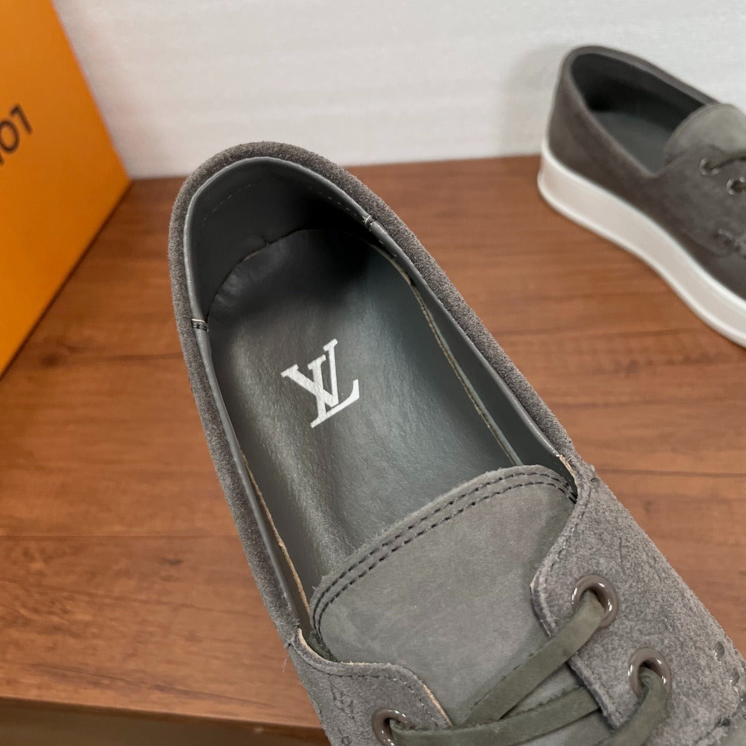 Louis Vuitton Mocassini in Pelle Scamosciata Grigia