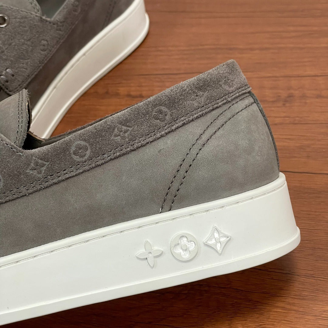 Louis Vuitton Mocassini in Pelle Scamosciata Grigia