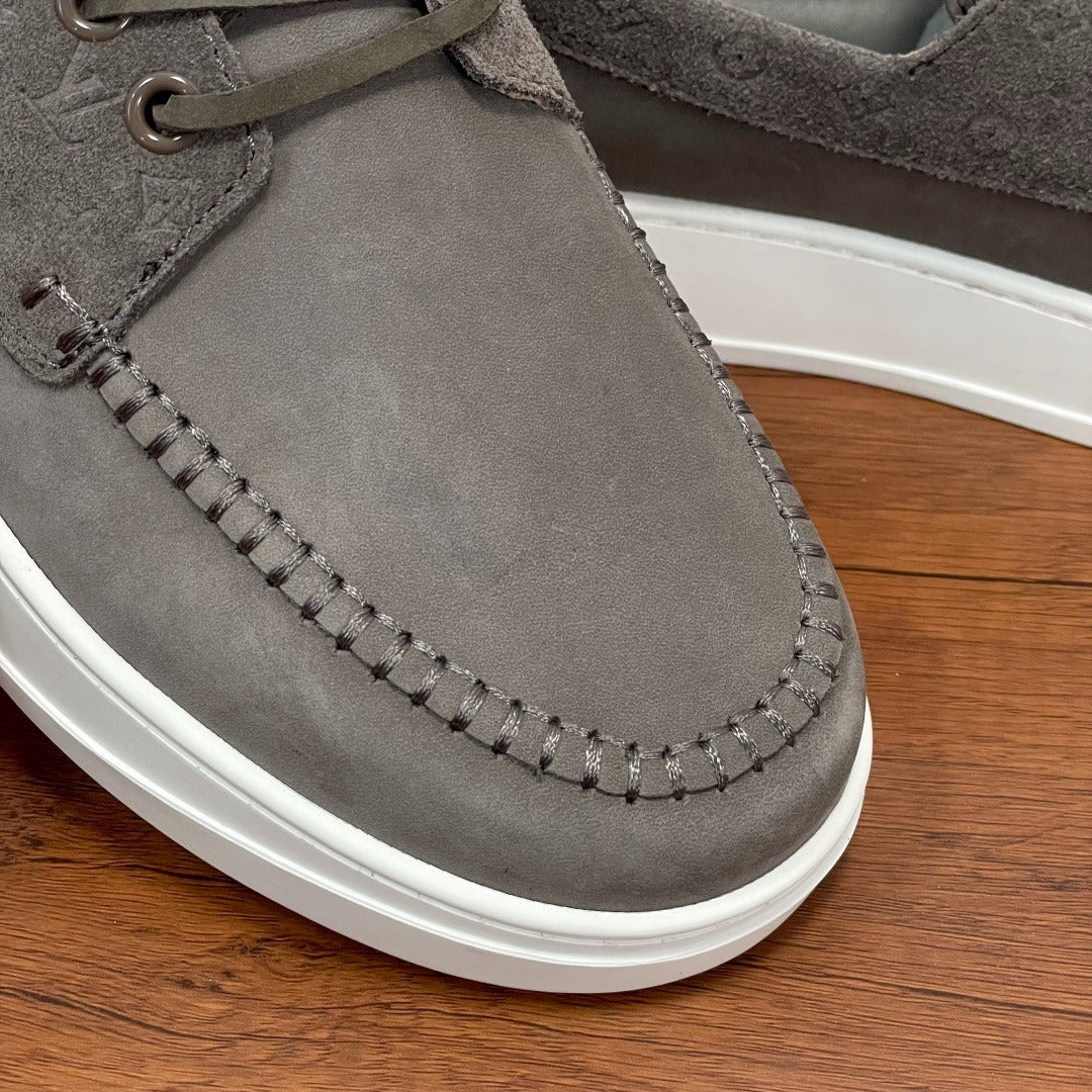 Louis Vuitton Mocassini in Pelle Scamosciata Grigia